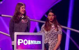 Nữ sinh Anh gây sốc vì nói Paris là một quốc gia trên truyền hình