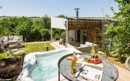 Có gì trong căn biệt thự sang trọng được cải tạo từ nhà để xe?