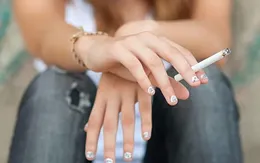 Không chỉ hút, tiếp xúc với đồ vật ám khói thuốc lá cũng rất nguy hại