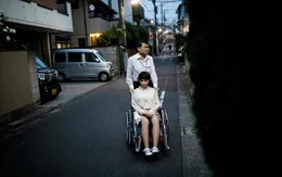 Nhiều đàn ông Nhật Bản bỏ người thật để yêu... búp bê