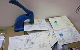 Triệt phá đường dây làm bằng giả tinh vi tại Hà Nội