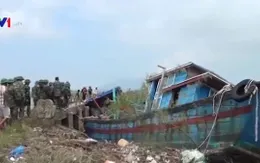 BĐBP Hà Tĩnh hỗ trợ ngư dân cứu hộ tàu cá mắc cạn sau bão số 10