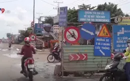 Biển cấm dày đặc, người đi xe máy vẫn vô tư vi phạm