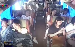 Video ghi lại tai nạn lật xe bus ở Trung Quốc gây sốc