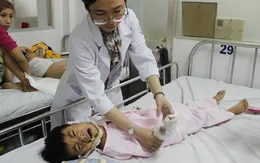 Bỏng nặng do điện giật, bé trai 5 tuổi có thể bị mất 2 ngón tay