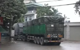 Hàng loạt xe quá tải ngang nhiên chạy nườm nượp giữa phố