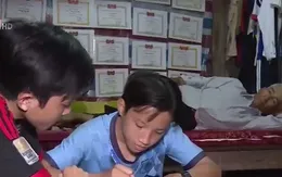 Cảm động cảnh cha nghèo nuôi hai con ăn học