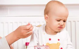 Ép trẻ ăn - Sai lầm làm cho trẻ bị biếng ăn tâm lý