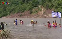 Dạy bơi miễn phí cho trẻ em vùng cao Quảng Trị