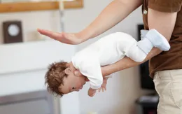 Cách xử lý khi trẻ bị hóc hướng dương, thạch ngày Tết