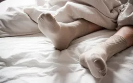 Lợi và hại nếu đi tất khi ngủ vào mùa Đông