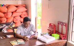 Nông dân đọc sách để làm kinh tế