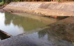 Rơi xuống hố nước của trường, hai em nhỏ tử vong