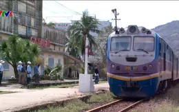 Đường sắt Bắc - Nam vẫn phải chuyển tải khách bằng ô tô