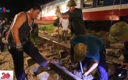 Hàng trăm công nhân trắng đêm thông tuyến đường sắt Bắc Nam sau tai nạn