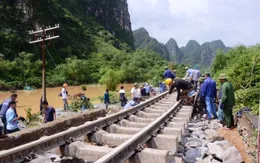 Quốc lộ 1 thông xe, đường sắt Bắc - Nam thông tuyến sau 5 ngày tê liệt vì bão lũ
