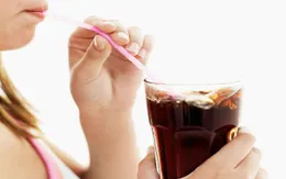 Không ngờ thói quen uống nước có ga lại gây tác hại này
