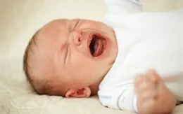 Dấu hiệu trẻ quấy khóc do còi xương