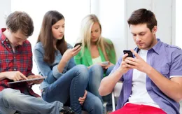 Lướt smartphone liên tục, coi chừng "ngón tay cò súng"