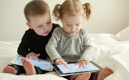 Nguy cơ bị bệnh về mắt ở trẻ khi tiếp xúc nhiều với điện thoại thông minh, ipad