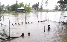 Lớp học bơi đặc biệt mùa nước nổi