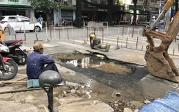 Vỡ ống nước gây sụp lún ở giao lộ trung tâm TP.HCM