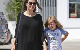 Angelina Jolie tươi tắn cùng con đi mua sắm