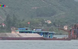 Khai thác cát trái phép rầm rộ ở vùng giáp ranh