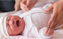 Cha mẹ nên làm gì khi trẻ khóc dạ đề?