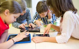 Cảnh báo nguy cơ tiềm ẩn từ Internet và mạng xã hội với trẻ em