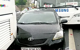 Xe chở công nhân chạy ẩu, lấn làn