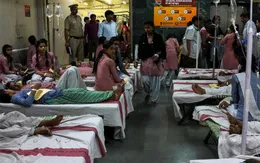 Ít nhất 50 học sinh Ấn Độ nhập viện do rò rỉ khí độc