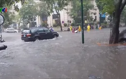 Sau mưa lớn, hệ thống thoát nước Hà Nội bị quá tải