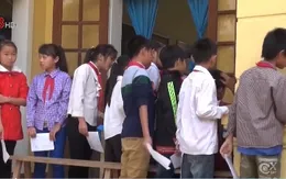 Khám, lấy mẫu xét nghiệm các học sinh viêm cầu thận cấp ở Nghệ An