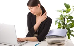 Những thói quen thường ngày gây đau lưng và tổn thương cột sống