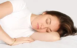 Già nhanh vì tư thế ngủ không đúng
