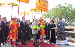 Nhà vua và Hoàng hậu Nhật Bản thăm Đại nội Huế