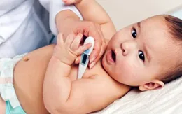 Nguy hiểm khôn lường khi tự ý cho trẻ uống thuốc hạ sốt