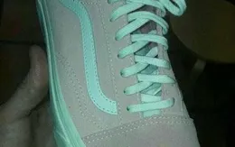 Đố bạn biết chiếc giày này màu gì?