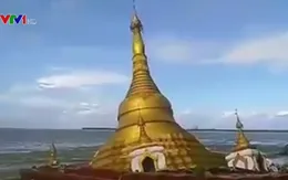 Nước sông dâng nhấn chìm một ngôi chùa ở Myanmar