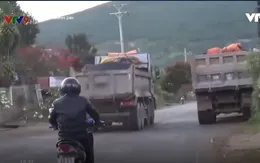 Xe trọng tải 50 tấn chở Alumin cày nát quốc lộ 27