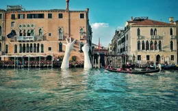 Bàn tay khổng lồ nhô lên từ dưới nước khiến du khách tò mò