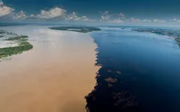 Bí ẩn dòng sông có hai màu nước không hòa lẫn