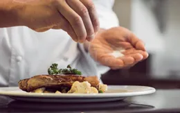 Giảm ăn muối từ khi lựa chọn thực phẩm và chế biến món ăn