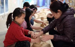 Để trẻ đi chơi an toàn ngày lạnh