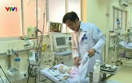 Cứu sống bé sơ sinh mang khối u hiếm gặp