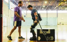 Nẹp chân ReWalk giúp người bị liệt đi lại