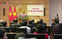 Đảng bộ cơ quan Văn phòng Quốc hội tổ chức trao Huy hiệu 30 năm tuổi Đảng cho các đảng viên