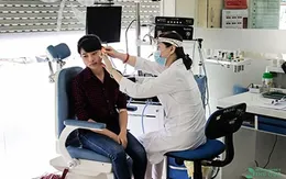 Phòng ngừa viêm ống tai ngoài trong mùa bơi lội