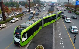 Độc đáo xe bus chạy trên đường ray tại Trung Quốc